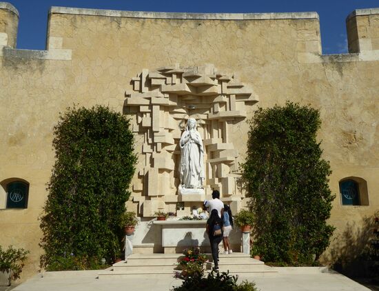 berührend - eine Familie erbittet den Segen für ein Neugeborenes
