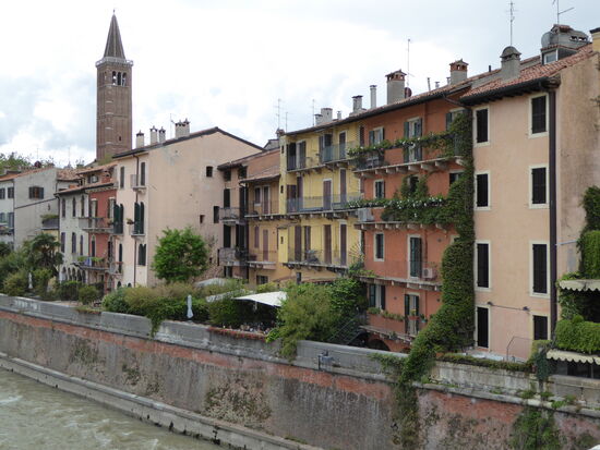 In einem kleinen Cafe mit Terrasse an der Etsch gabs dann endlich etwas gegen unseren Durst und  Kaffee und Schokokuchen. Bernadette und ihr Manni saßen zur gleichen Zeit nicht weit entfernt bei einem Aperol vor der Arena und bei ihnen gab es einen heftigen Platzregen .