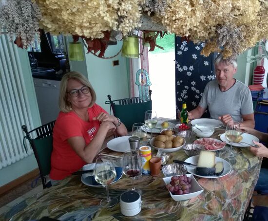 Letztes Abendessen für uns 4 : Schölfeler mit allem was noch der Kühlschrank hergab. Als die anderen 4 aus Venedig zurückkamen war fast alles aufgegessen.