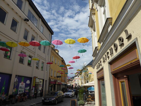 die Straßen und Plätze von Villach sind bunt geschmückt