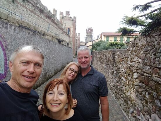 Spaziergang durch das hübsche Städtchen Lazise. Die historische Stadtmauer mit den drei großen Stadttoren umgibt die autofreie Altstadt. In der Hochsaison drängen sich tausende Menschen durch die engen Gassen mit den tollen kleinen Geschäften und Restaurants, dann weichen wir aber lieber auf die ruhigere Westseite des Sees aus.