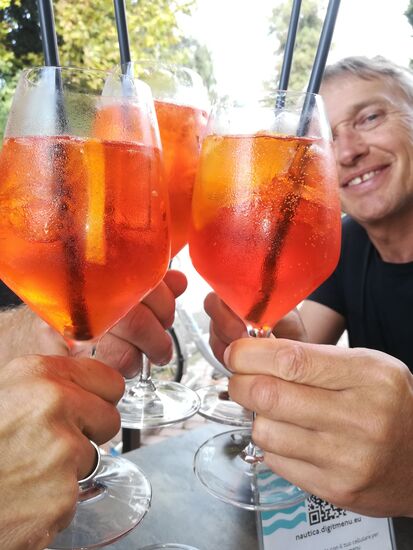 ein Aperolspritz gehört zum Gardasee