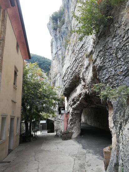 Früher war die Kirche nur über einen anstrengenden Fußweg vom Etschtal aus zu erreichen, oder durch das Abseilen mit einem Lastenkorb (direkt über der Kirche am Hangabbruch) zu erreichen. Um 1920 wurde dann der Weg mit dem Felstunnel von Spiazzi hinunter errichtet.