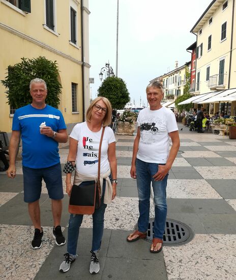 Mittwoch war Markttag in Lazise. Wir flüchteten aber sofort, denn es drängten sich einfach zu viele Besucher -zwar alle mit Maske aber ohne etwas Abstand- um die Standln. Die beliebten Wochenmärkte mit Taschen, Schuhen, Bekleidung, etc. finden in fast jedem Ort am Gardasee an bestimmten Wochentagen statt und dann kommen die Leute von überall aus der Umgebung.