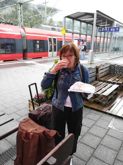 Frühstück am Bahnsteig Mittenwald