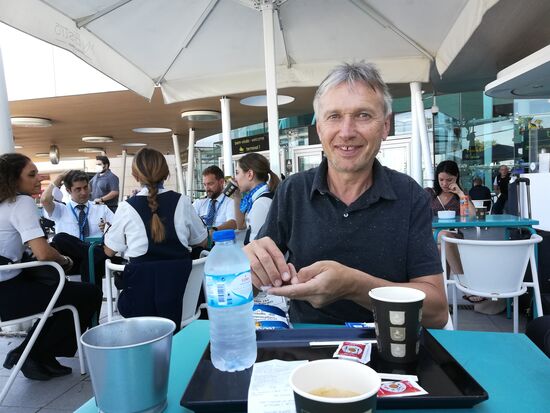 Espresso nach der Landung am Flughafen Lissabon