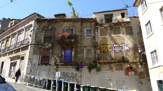 Lissabon hat einen morbiden Charme. Viele Häuser in der Altstadt stehen leer.  Wahrscheinlich werden sie von Immobilienspekulanten später renoviert und als Ferienwohnungen vermietet.