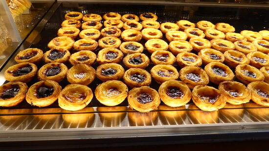 Pasteis de Nata - eine international bekannte, portugiesische Süßspeise aus Blätterteig und Pudding - haben wir bereits in Thailand gegessen