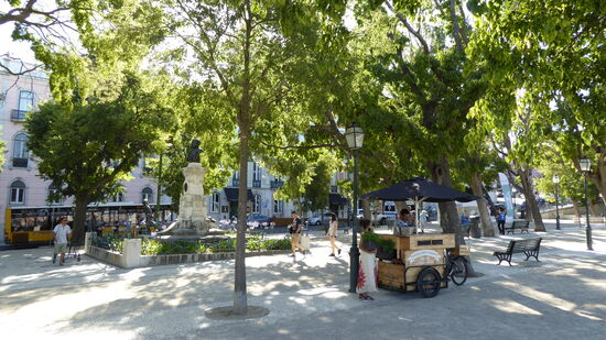 Miradouro Sao Pedro de Alcantara in Bairro Alto von hier aus hat man eine wunderbare Aussicht auf den gegenüberliegenden Santana-Hügel und  auf das Castello Sao Jorge.