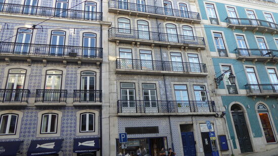 die blauen Fliesen findet man in der ganzen Stadt - die zieren ganze Häuser Fronten, .,..