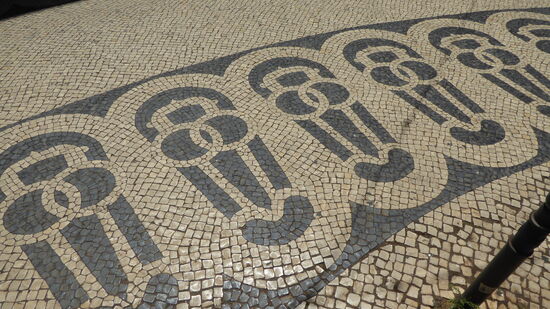 Alle Gehwege und Plätze der Stadt sind ein Mosaik aus kleinen, quadratischen Steinen - öfters nicht ganz plan! In dem Teppich aus weißem Kalk bilden schwarze Basaltsteine Bilder und Verzierungen.
