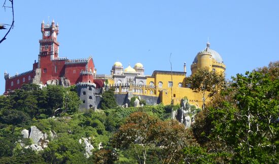 Ein gewaltiges Märchenkönigsschloss, das "Portugiesische Neuschwanstein", thront auf einem Berggipfel. Die Königsfamilie bewohnte diesen Palast aber selten, da es ihnen hier zu windig war.