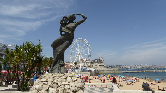 Meerjungfrau an der Promenade dahinter der Praia da Ribaira