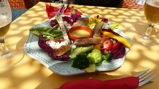 Einkehr im House of Wounder- für das kleine Schüsselchen Salat mussten wir EUR 11,75 berappen