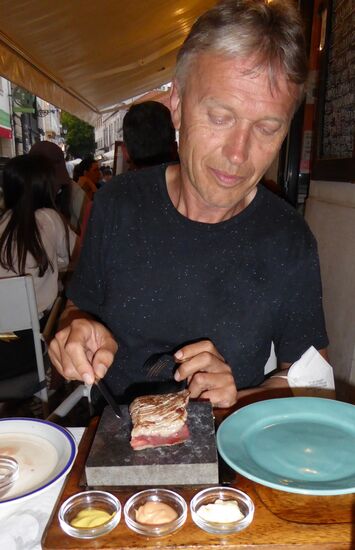 in der Unterstadt kochte sich dann Manni selbst und ich bekam fettige Tintenfischringln mit Pommes serviert