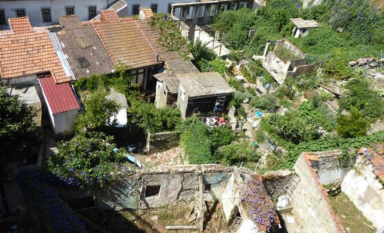 hinter den Häuserzeilen wohnte früher die ärmere Hälfte der Bevölkerung in Ilhas-Häuschen mit einer kleinen Wohnfläche. Auf ca. 15 m2 lebten Familien mit vielen Kindern. Teilweise werden sie noch heute bewohnt.