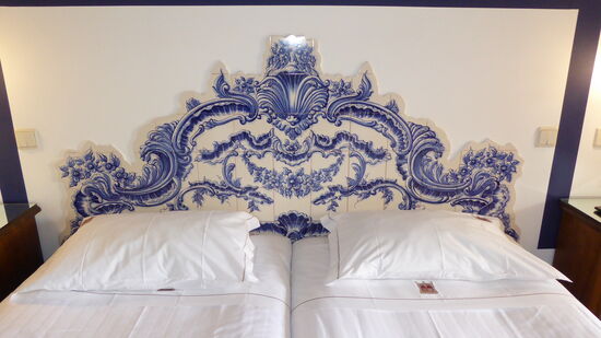 wunderschönes Betthaupt mit einem traditionellen, gefliesten Azulejo