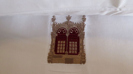 Bettwäsche mit dem Dom Manuel Wappen bestickt