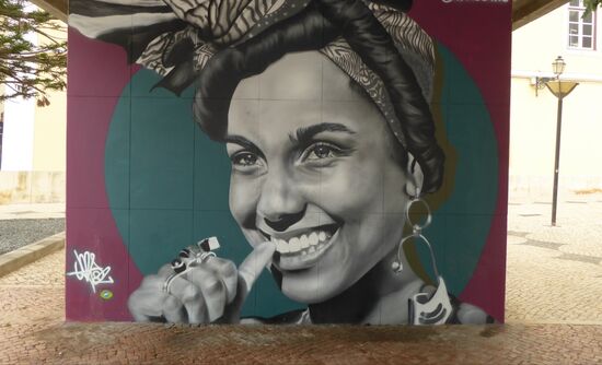 überdimmensionale Wandbilder - viele Schandflecke werden hier mit dieser Kunst verschönert