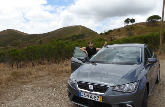 mit Ibiza unterwegs (der Fahrer hat wieder einmal seinen Führerschein Zuhause vergessen)