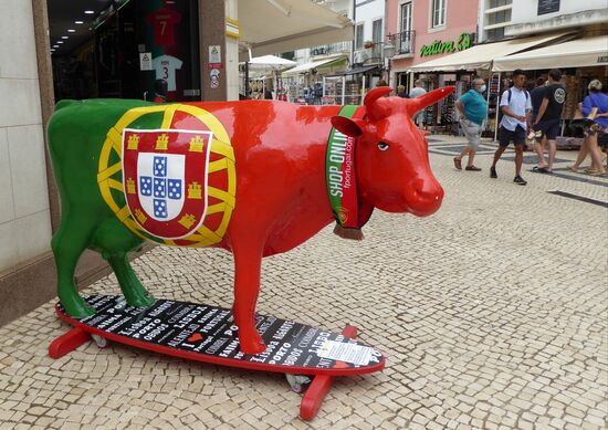 hier ist natürlich auch alles in EM-Fieber
Donnerstag Abend mussten wir auch vor die Glotze und landeten im falschen Lager. Als uns auffiel, dass alle orange angezogen sind, flüchteten wir ins Nebencafe. 2:0 für NL. Wir gingen anschließend sofort nach Hause!