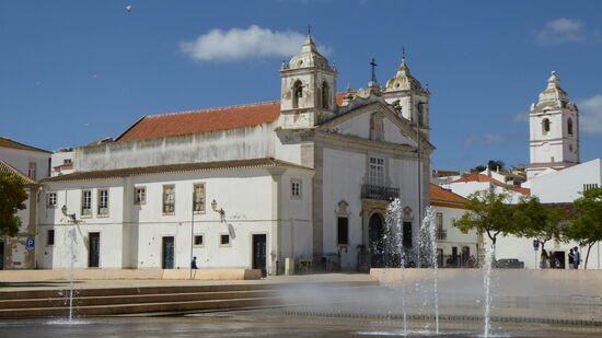 Igreja de S. Maria (war zugesperrt) 
Der Turm rechts hinten gehört zur Igreja S. Antonius. Diese ist eine der schönsten Kirchen Portugals. Alle Wände innen sind angefüllt mit goldenen Schnitzereien. Der hl. Antonius kam ursprünglich aus Lissabon wurde erst später in Padua berühmt.