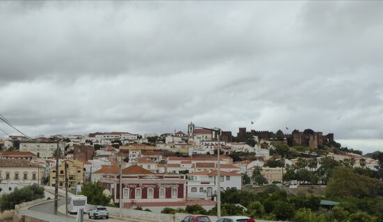 eine mächtige Festung thront auf dem Berg