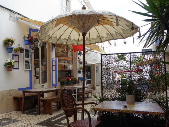 viele gemütliche Cafes und Restaurants findet man in den Kopfsteinpflasterstraßen