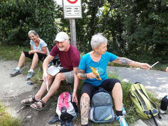 Conny füttert Manni