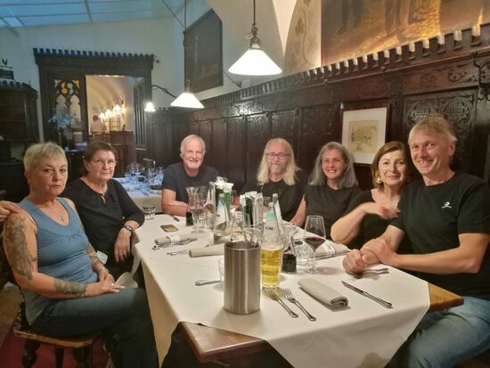 das Abendessen im Vögele in Bozen war ausgezeichnet - danach gab es noch in einem gemütlichen Gastgarten einen lustigen Absacker bis zur Sperrstunde