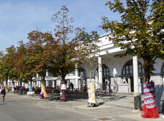 am zentralen Marktplatz mit den vom Architekten Plecnic erbauten ehemaligen Markt-/Fleischerbuden, jetzt als Restaurants und Cafés benützt, herrscht Trubel und Geschäftigkeit