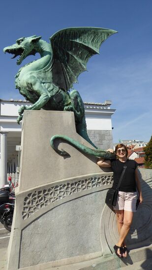 2 Drachen - einmal das Wahrzeichen der Stadt und einmal ....