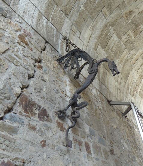 ein besonderer Drache ziert ein Burgtor