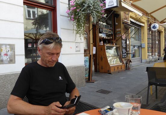 Manni studiert den TripAdvisor