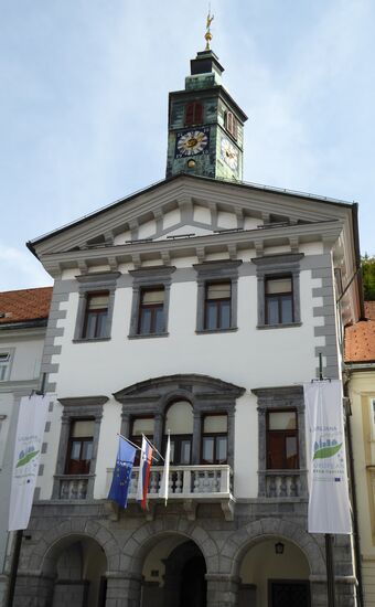 Rathaus - auch vom Spitz blickt ein goldener Drache auf das Volk