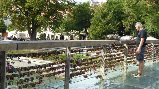 die Fleischerbrücke verbindet die Markthallen miteinander - die vielen Vorhangschlösser erzählen die Geschichten von Liebenden aus aller Welt