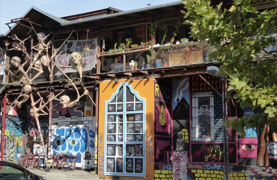 Metelkova - geschaffen von alternativen Künstlern auf einem ehemaligen Kasernengelände