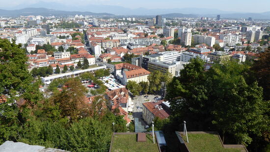 eine Standseilbahn bringt die Fussfaulen nach oben zur Burg