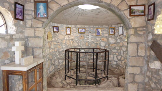 in der Kapelle hängen Fotos und Gedenktafeln