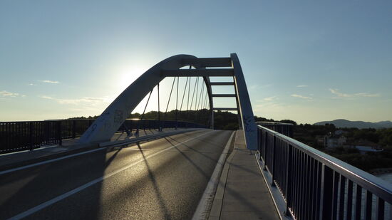 210 m lang ist die Rundbogenbrücke von Pašman zur Ugljan