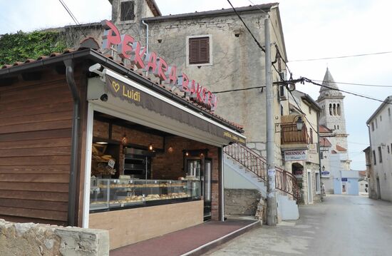 Pakostane ist ein kleiner Badeort südlich von Biograd