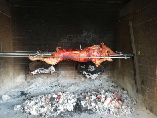 Am Abend wollten wir wieder in die Stadt zum Essen. Auf halben Weg roch es so köstlich und wir kehrten ein.