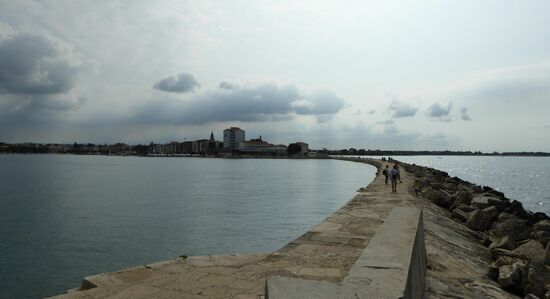 der weit in das Meer hinausragender Wellenbrecher ist an die Altstadt angeschlossen und begehbar