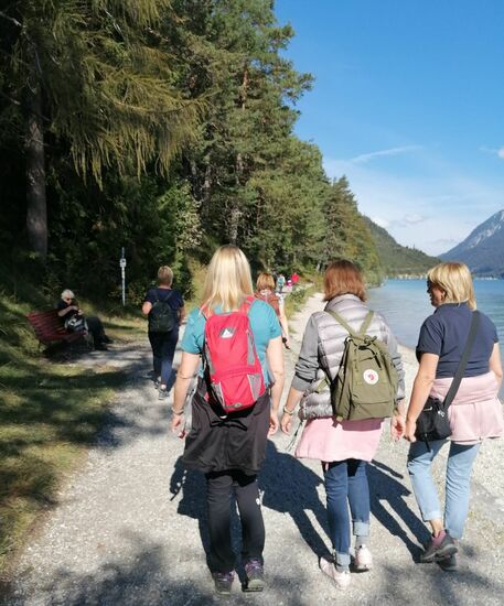 ... zuerst am Schotterweg unterwegs