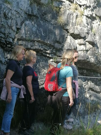 ... dann über einen Steig - teilweise ist es sehr eng - und mit viel "Gegenverkehr" ! - bei diesem schönen Herbstwetter waren wir nicht die einzigen unterwegs