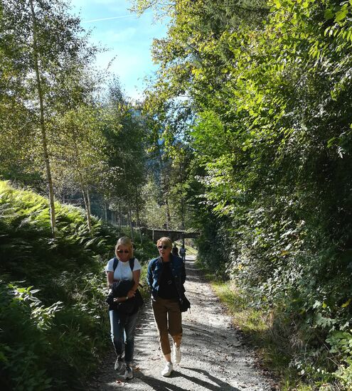 zwei Schwestern im Gespräch