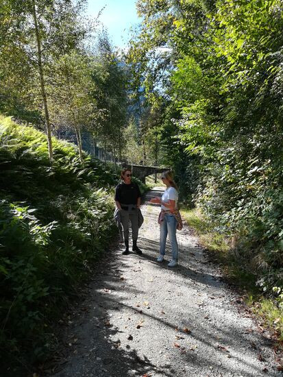 zwei Freundinnen beim Diskutieren