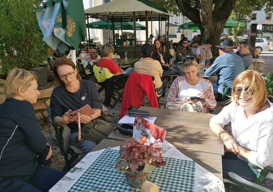 Einkehr beim Kirchenwirt in Reith - ein richtiges Dorfgasthaus, hier sitzt man noch gemütlich nach dem Kirchenbesuch beim Frühshoppen - und wir hatten scheinbar wichtiges zu erledigen