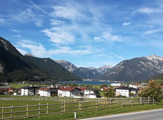 Blick vom Hotel in Maurach zum See - im Hintergrund auf der ander Seite des Sees Pertisau und das Karwendel Gebirge