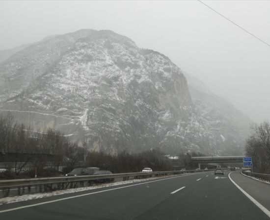 unterwegs auf der Inntal Autobahn bei der Martinswand ohne Schneetreiben